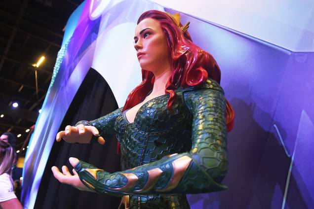 Visitantes podem interagir com o filme 'Aquaman', no estande da Warner durante a Comic Con Experience - 04/12/2018