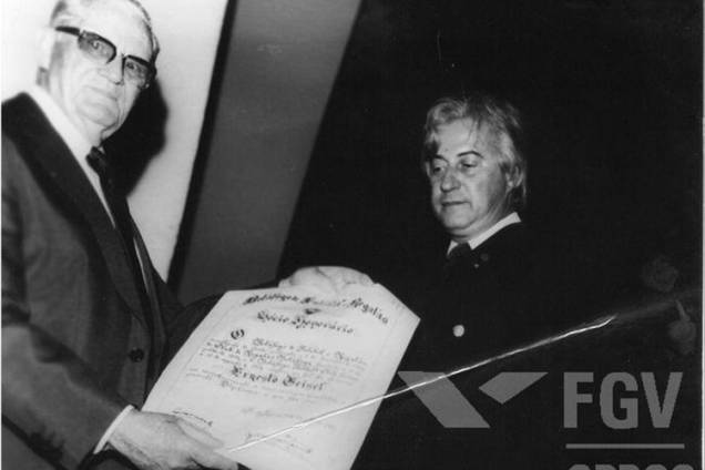 Ernesto Geisel assumiu a Presidência da República durante o Regime Militar, entre os anos de 1974 e 1979. Na foto, Geisel recebe o título de sócio honorário do Botafogo de Futebol e Regatas Ernesto Geisel assumiu a Presidência da República durante o Regime Militar, entre os anos de 1974 e 1979. Na foto, Geisel recebe o título de sócio honorário do Botafogo de Futebol e Regatas