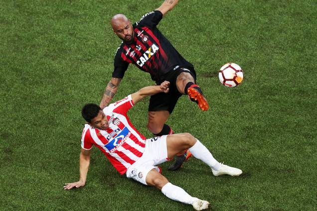 Thiago Heleno, do Atlético-PR, disputa bola com Teofilo Gutierrez, durante partida válida pela final da Copa Sul-Americana - 12/12/2018 Thiago Heleno, do Atlético-PR, disputa bola com Teofilo Gutierrez, durante partida válida pela final da Copa Sul-Americana - 12/12/2018