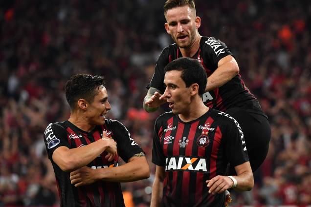 Pablo (esq), comemora com seus companheiros após abrir o placar para o Atlético-PR, durante partida contra o Junior Barranquilla, válida pela final da Copa Sul-Americana - 12/12/2018 Pablo (esq), comemora com seus companheiros após abrir o placar para o Atlético-PR, durante partida contra o Junior Barranquilla, válida pela final da Copa Sul-Americana - 12/12/2018