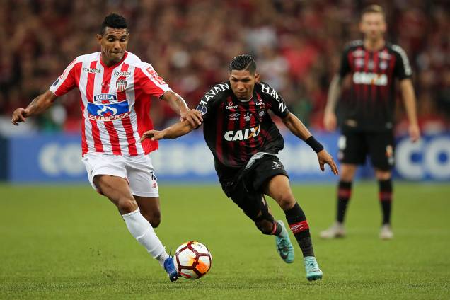Rony (dir), do Atlético-PR, disputa lance com Luis Narvaez (esq), do Junior Barranquilla, durante partida válida pela final da Copa Sul-Americana - 12/12/2018 Rony (dir), do Atlético-PR, disputa lance com Luis Narvaez (esq), do Junior Barranquilla, durante partida válida pela final da Copa Sul-Americana - 12/12/2018