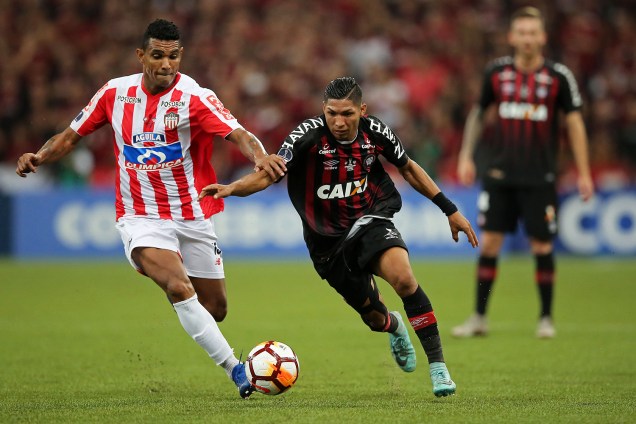 Rony (dir), do Atlético-PR, disputa lance com Luis Narvaez (esq), do Junior Barranquilla, durante partida válida pela final da Copa Sul-Americana - 12/12/2018