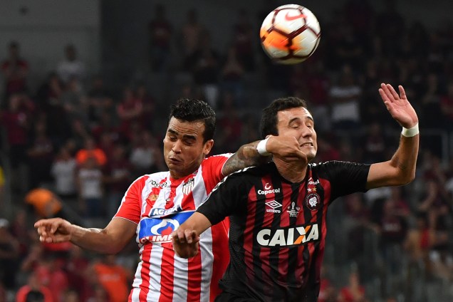 Jeferson Gomez (esq), do Junior Barranquilla, disputa lance com Pablo (dir), do Atlético-PR, válida pela final da Copa Sul-Americana, realizada na Arena da Baixada, em Curitiba (PR) - 12/12/2018