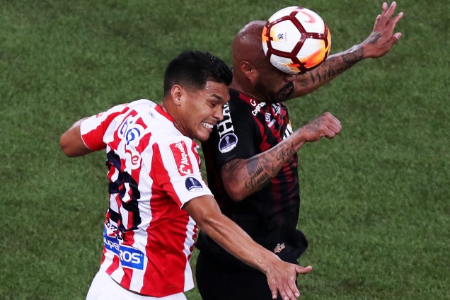 Thiago Heleno, do Atlético-PR, disputa lance com Teofilo Gutierrez, do Junior Barranquilla, em partida válida pela final da Copa Sul-Americana -12/12/2018