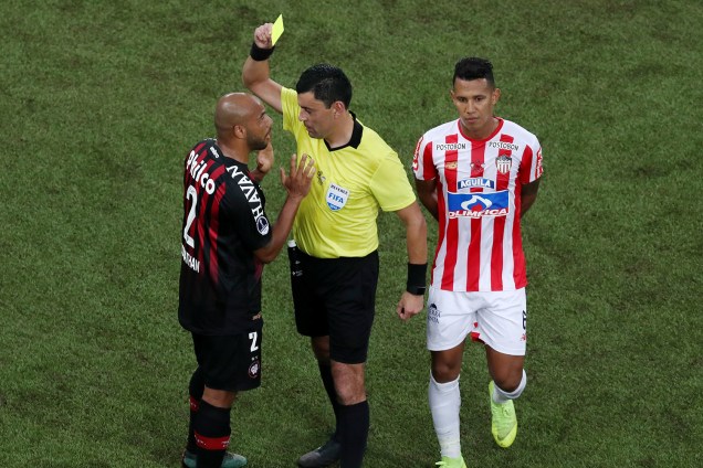Jonathan, jogador do Atlético-PR, é advertido com cartão amarelo pelo árbitro Roberto Tobar, durante partida válida pela final da Copa Sul-Americana - 12/12/2018