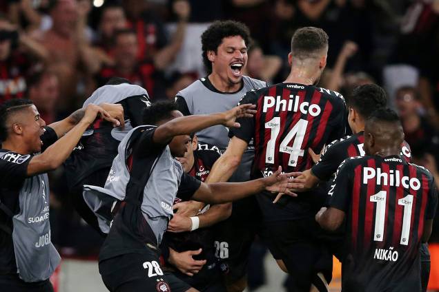 Jogadores do Atlético-PR comemoram após Pablo abrir o placar durante partida contra o Junior Barranquilla, válida pela final da Copa Sul-Americana - 12/12/2018 Jogadores do Atlético-PR comemoram após Pablo abrir o placar durante partida contra o Junior Barranquilla, válida pela final da Copa Sul-Americana - 12/12/2018