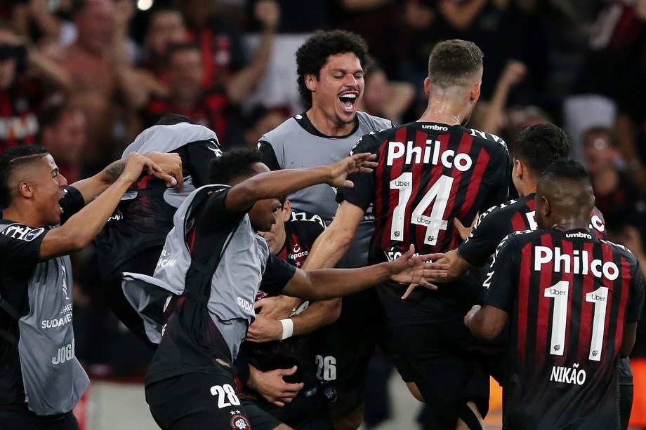 Jogadores do Atlético-PR comemoram após Pablo abrir o placar durante partida contra o Junior Barranquilla, válida pela final da Copa Sul-Americana - 12/12/2018