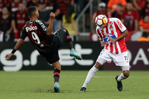 Gabriel Fuentes, do Junior Barranquilla, disputa lance com Rony, do Atlético-PR, em partida válida pela final da Copa Sul-Americana - 12/12/2018
