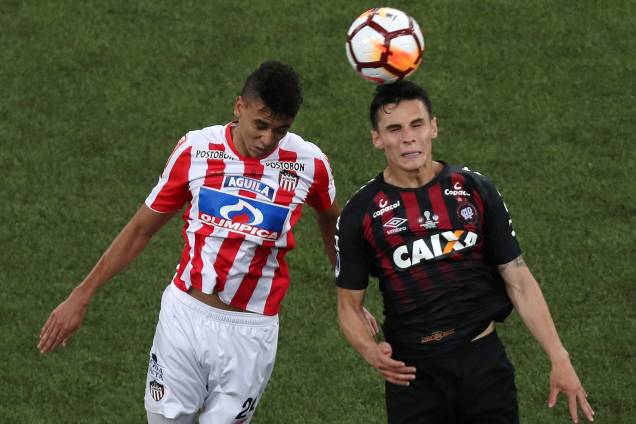 Victor Cantillo (esq), do Junior Barranquilla, disputa lance com Raphael Veiga (dir), do Atlético-PR, em partida válida pela final da Copa Sul-Americana -12/12/2018 Victor Cantillo (esq), do Junior Barranquilla, disputa lance com Raphael Veiga (dir), do Atlético-PR, em partida válida pela final da Copa Sul-Americana -12/12/2018