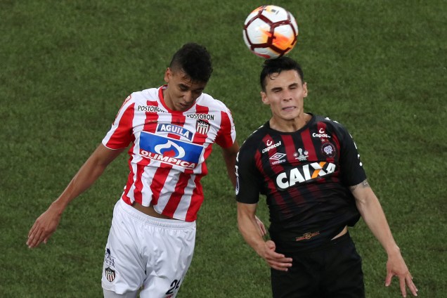 Victor Cantillo (esq), do Junior Barranquilla, disputa lance com Raphael Veiga (dir), do Atlético-PR, em partida válida pela final da Copa Sul-Americana -12/12/2018