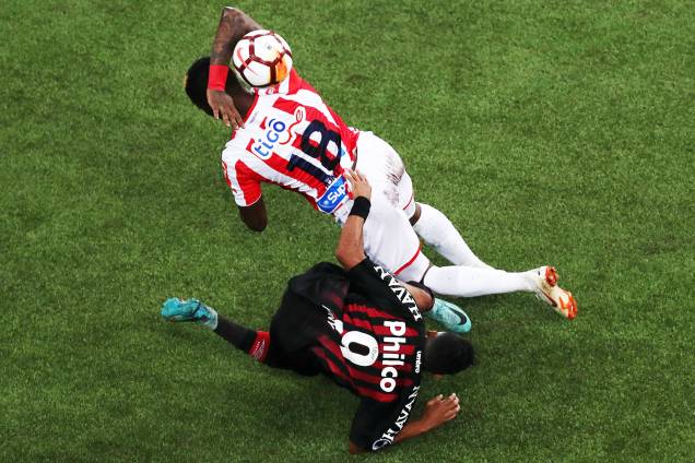 Rony, do Atlético-PR, disputa lance com Yony Gonzalez, em partida válida pela final da Copa Sul-Americana - 12/12/2018 Rony, do Atlético-PR, disputa lance com Yony Gonzalez, em partida válida pela final da Copa Sul-Americana - 12/12/2018