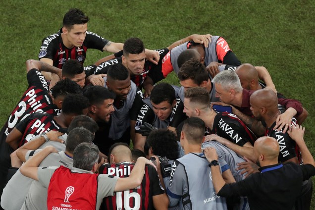 Jogadores do Atlético-PR se reúnem antes da cobrança de penalidades máximas, na final da Copa Sul-Americana - 12/12/2018