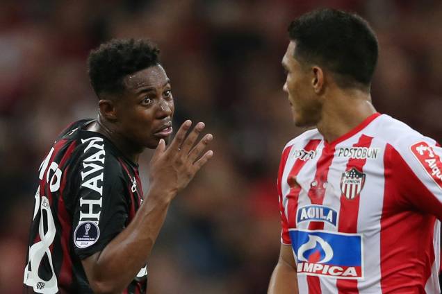 Wellington, do Atlético-PR, conversa com Teofilo Gutierrez, do Junior Barranquila, durante a final da Copa Sul-Americana - 12/12/2018 Wellington, do Atlético-PR, conversa com Teofilo Gutierrez, do Junior Barranquila, durante a final da Copa Sul-Americana - 12/12/2018
