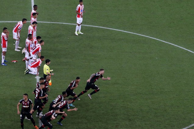 Jogadores do Atlético-PR comemoram após conquistarem o título da Copa Sul-Americana na disputa de penalidades máximas - 12/12/2018