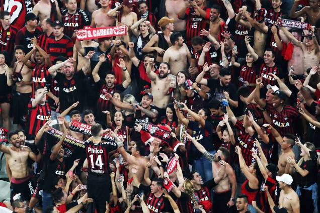 Torcedores do Atlético-PR comemoram após a conquista do título da Copa Sul-Americana - 12/12/2018 Torcedores do Atlético-PR comemoram após a conquista do título da Copa Sul-Americana - 12/12/2018