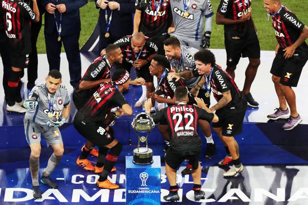 Jogadores do Atlético-PR comemoram após conquistarem o título da Copa Sul-Americana, ao derrotarem o Junior Barranquilla na cobrança de penalidades máximas - 12/12/2018 Jogadores do Atlético-PR comemoram após conquistarem o título da Copa Sul-Americana, ao derrotarem o Junior Barranquilla na cobrança de penalidades máximas - 12/12/2018