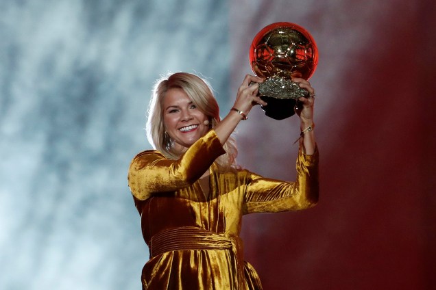 A norueguesa Ada Hegerberg, do Lyon, vence o prêmio Bola de Ouro de melhor jogadora do mundo. Aos 23 anos, ela foi campeã da Liga dos Campeões com o clube francês. A brasileira Marta, vencedora do The Best, da Fifa, era uma das concorrentes na categoria - 03/12/2018