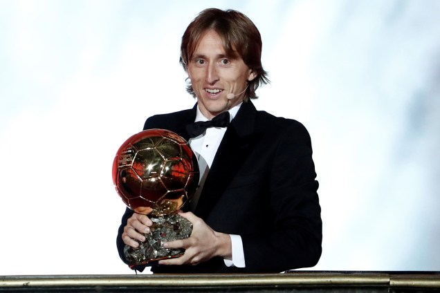 O jogador do Real Madrid, Luka Modric, recebe prêmio de melhor jogador do mundo em 2018, durante cerimônia de premiação da 'Bola de Ouro', realizada pela revista France Football - 03/12/2018