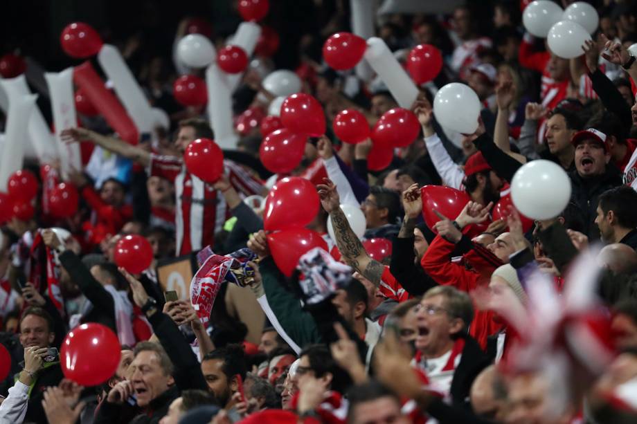 Torcedores do River Plate aguardam o início da partida contra o Boca Juniors no estádio Santiago Bernabéu em Madri, Espanha - 09/12/2018