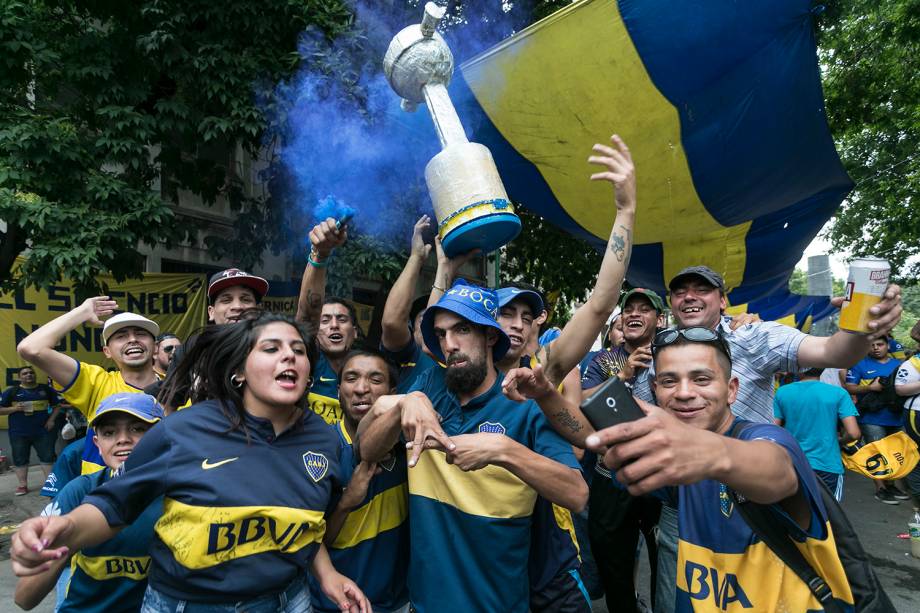 Torcedores do Boca Juniors torcem pelo time nos arredores do estádio La Boca em Buenos Aires, Argentina - 09/12/2018