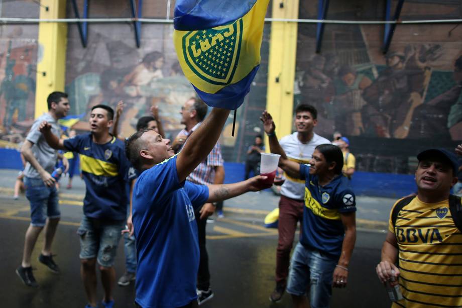 Torcedores do Boca Juniors torcem pelo time nos arredores do estádio La Boca em Buenos Aires, Argentina - 09/12/2018