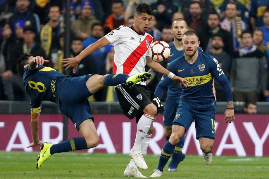 Pablo Perez do Boca Juniors disputa a bola com Exequiel Palacios do River Plate durante partida em Madri, Espanha - 09/12/2018