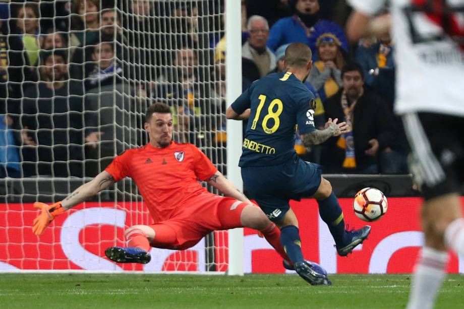 Dario Benedetto do Boca Juniors marca seu primeiro gol em partida contra o River Plate no estádio Santiago Bernabéu em Madri, Espanha - 09/12/2018