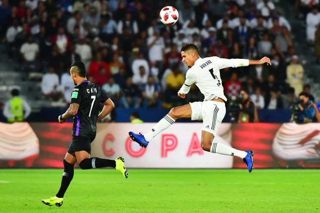 Raphael Varane (dir) disputa lance com Caio (esq), do Al Ain, durante partida válida pela final do Mundial de Clubes da FIFA - 22/12/2018