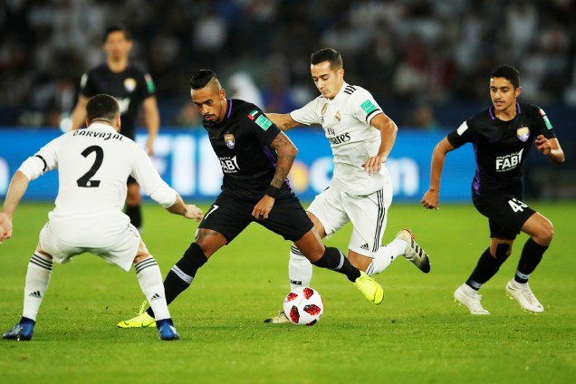Caio, jogador do Al Ain, recebe marcação de Lucas Vazquez e Dani Carvajal, jogadores do Real Madrid, durante a final do Mundial de Clubes da FIFA - 22/12/2018