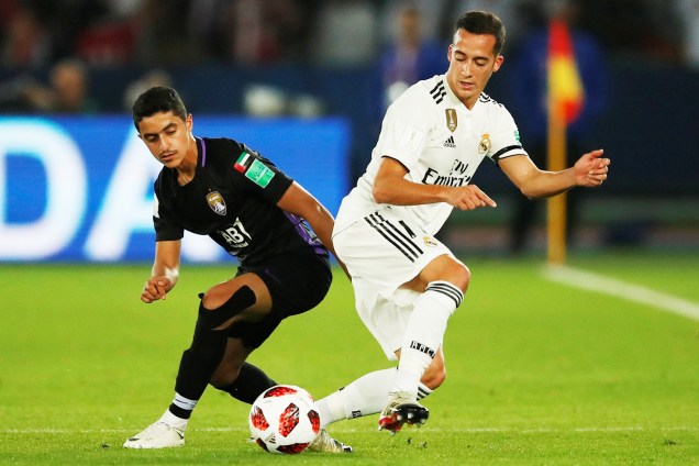 Rayan Yaslem (esq), jogador do Al Ain, dispita lance com Lucas Vazquez (dir), do Real Madrid, durante a final do Mundial de Clubes da FIFA - 2212/2018