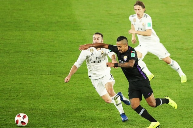 Dani Carvajal, do Real Madrid, disputa lance com Caio, do Al Ain, durante a final do Mundial de Clubes da FIFA - 22/12/2018
