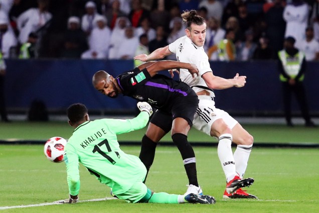 Gareth Bale, do Real Madrid, disputa lance com Khalid Elisa, goleiro do Al Ain, na final do Mundial de Clubes da FIFA - 22/12/2018