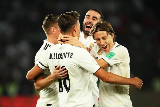 Marcos Llorente, do Real Madrid, comemora com seus companheiros após marcar o segundo gol da equipe espanhola, durante partida contra o Al-Ain, na final do Mundial de Clubes da FIFA - 22/12/2018 Marcos Llorente, do Real Madrid, comemora com seus companheiros após marcar o segundo gol da equipe espanhola, durante partida contra o Al-Ain, na final do Mundial de Clubes da FIFA - 22/12/2018