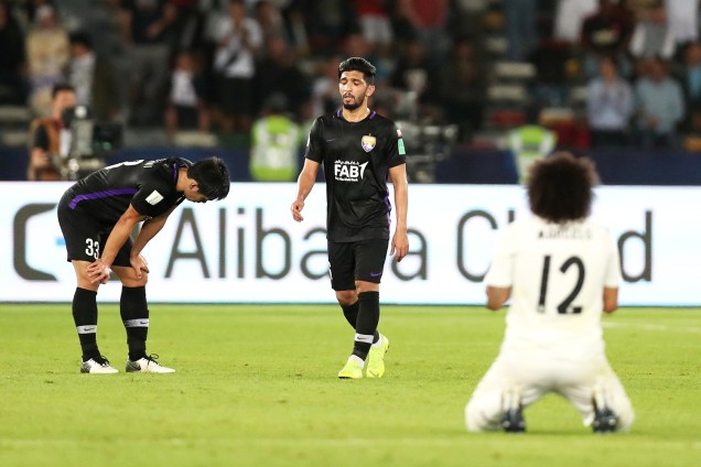 Jogadores do Al Ain lamentam após a derrota para o Real Madrid na final do Mundial de Clubes da FIFA - 22/12/2018