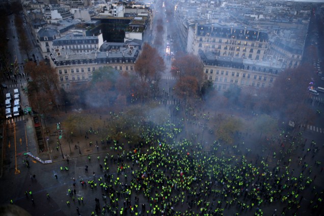 Vista aérea mostra confronto entre manifestantes de coletes amarelos e policiais durante um protesto contra medidas do governo francês - 01/12/2018