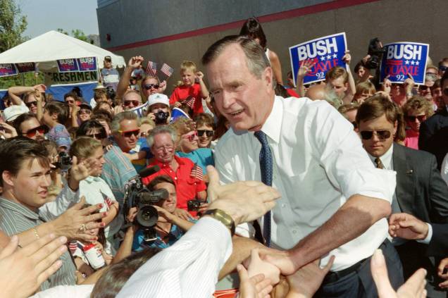 o presidente dos EUA, George Bush, aperta a mão de seus partidários quando ele chega a Reno, em Nevada - 05/08/1992