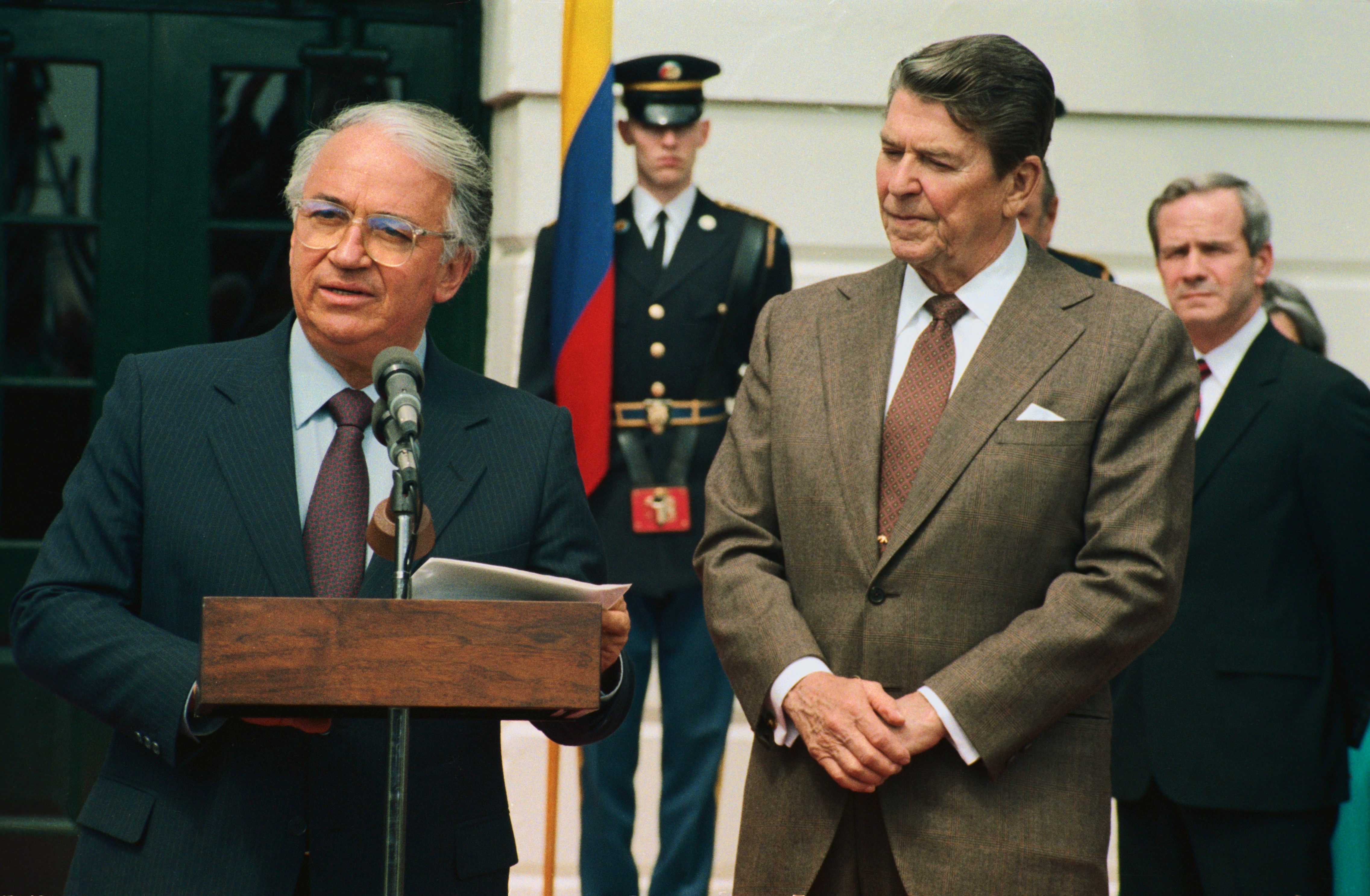 Belisario Bentacur (&agrave; esq.) com o presidente americano Ronald Reagan, em encontro em 1985