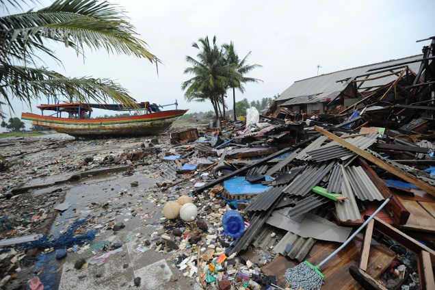 Um barco é visto em terra na aldeia Teluk, em Labuan, subdistrito na província de Banten, depois de um tsunami na Indonésia - 26/12/2018