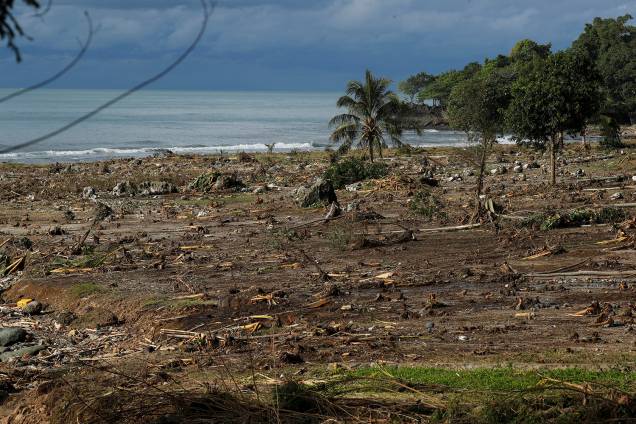 Entulho e detritos são vistos sobre uma praia em Sumur, na província de Banten, na Indonésia, após a destruição do tsunami - 26/12/2018