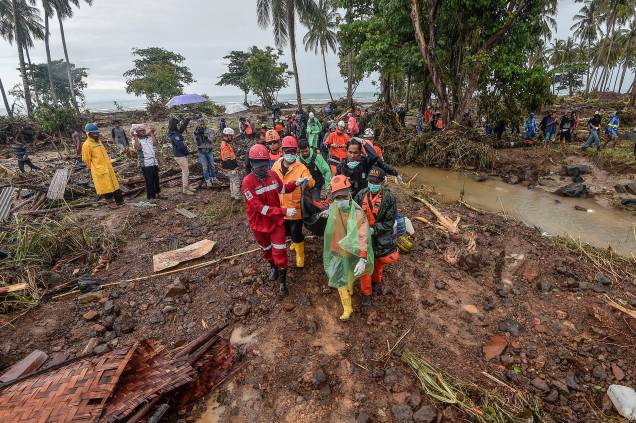 Equipe de resgate carrega um saco contendo os restos mortais de uma vítima de um tsunami no distrito de Sumur em Pandeglang, província de Banten, na Indonésia - 25/12/2018