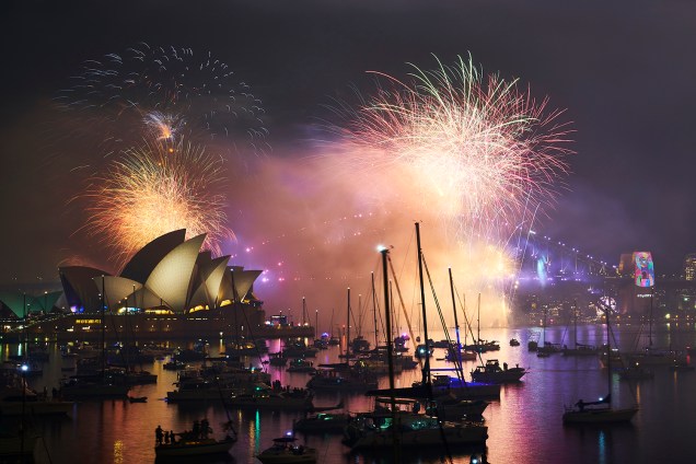 Fogos de artifício colorem o céu da Ponte Harbour e da Opera House em Sydney, Austrália - 31/12/2018