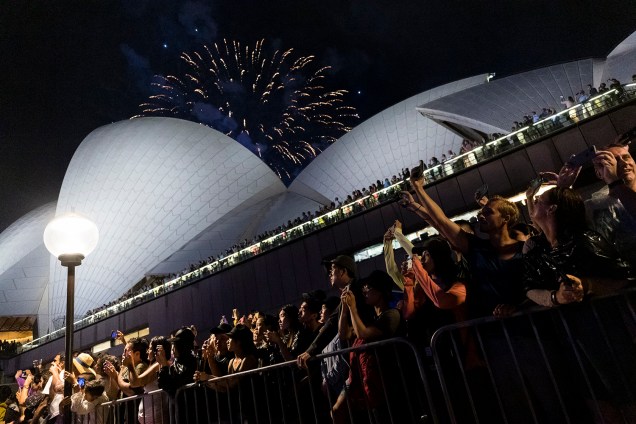 Pessoas celebram a virada de ano na Opera House em Sydney, Austrália - 31/12/2018