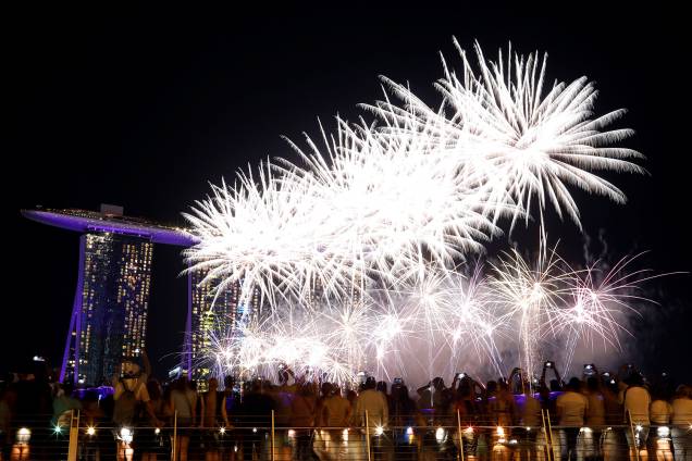 Fogos de artifício iluminam o céu da Marina Bay em Singapura - 31/12/2018 Fogos de artifício iluminam o céu da Marina Bay em Singapura - 31/12/2018