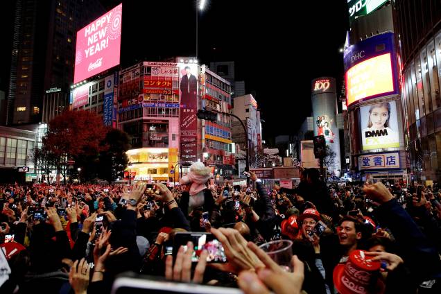 Pessoas celebram o Ano Novo em cruzamento de Shibuya na cidade de Tóquio, Japão - 01/01/2019 Pessoas celebram o Ano Novo em cruzamento de Shibuya na cidade de Tóquio, Japão - 01/01/2019