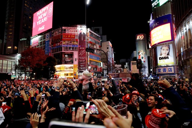 Pessoas celebram o Ano Novo em cruzamento de Shibuya na cidade de Tóquio, Japão - 01/01/2019