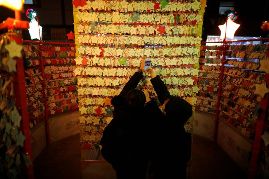 Casal deixam pedidos de boa sorte em templo na cidade de Seul, Coreia do Sul - 31/12/2018