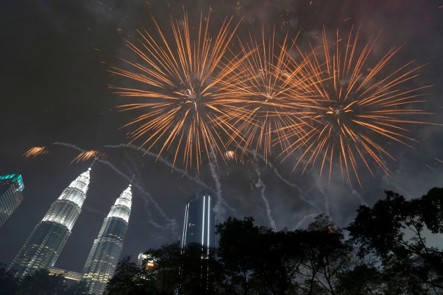 Fogos de artifício explodem próximo as Torres Gêmeas Petronas em Kuala Lumpur, Malásia- 01/01/2019