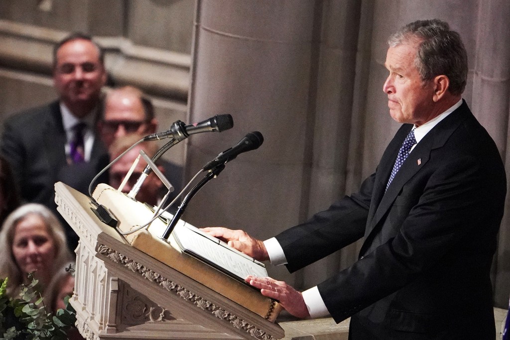 Ex-presidente dos Estados Unidos George W. Bush pausa discurso durante o funeral de seu pai George H. W. Bush na Catedral Nacional em Washington - 05/12/2018