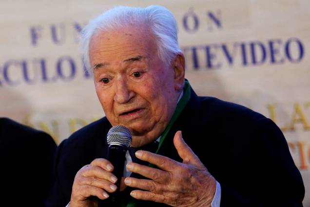 Belisario Betancur, ex-presidente da Colômbia, conversa com jornalistas durante conferência na Cidade do México - 04/11/2016 Belisario Betancur, ex-presidente da Colômbia, conversa com jornalistas durante conferência na Cidade do México - 04/11/2016