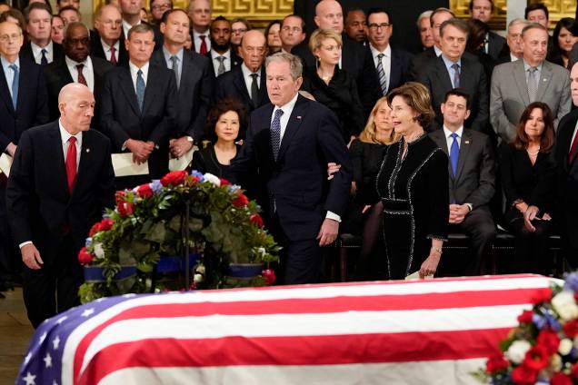 George W. Bush, ex-presidente americano, e sua esposa Laura Bush, acompanham o funeral de George H.W. Bush na rotunda do Capitólio dos Estados Unidos, em Washington - 03/12/2018